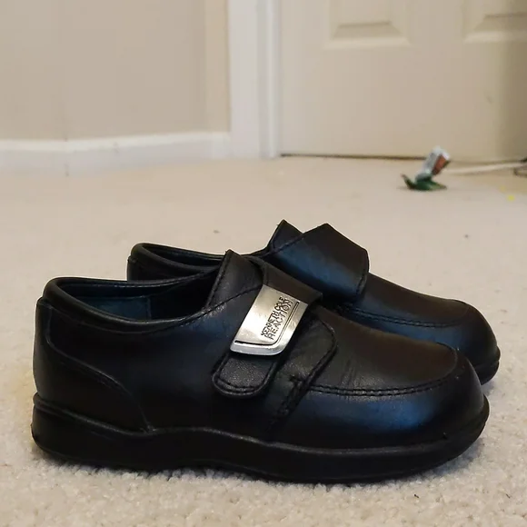 Toddler Boys Black Dress Shoes. Size 8. - Picture 2 of 3